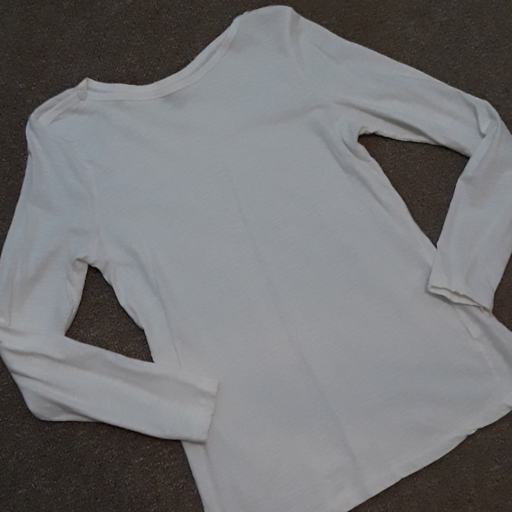 Slub knit lightweight top.
